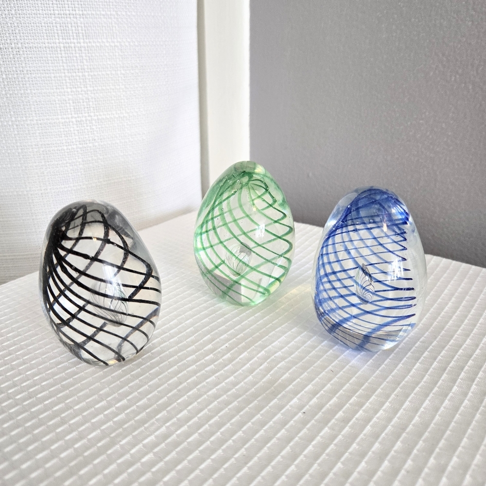 Art Glass Egg Lot Paperweights Clear Spiral Swirl Bubble Green Black Blue